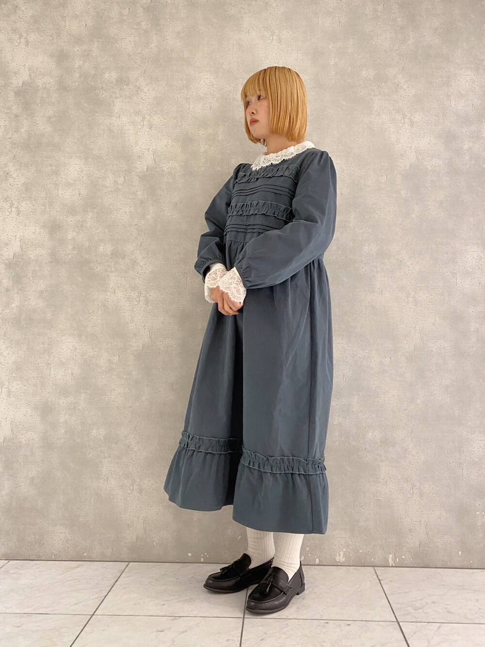 グリーン系のワンピース、ホワイト系のTシャツ/カットソーを着用したレディースの秋コーディネートの2枚目の写真