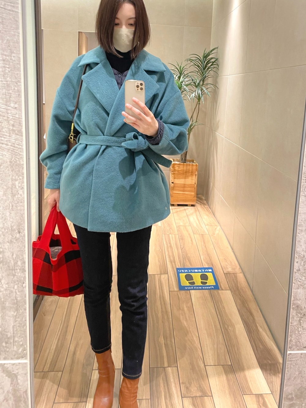 ブルー系のその他アウター、イエロー系のブーツを着用したレディースの冬コーディネートの2枚目の写真