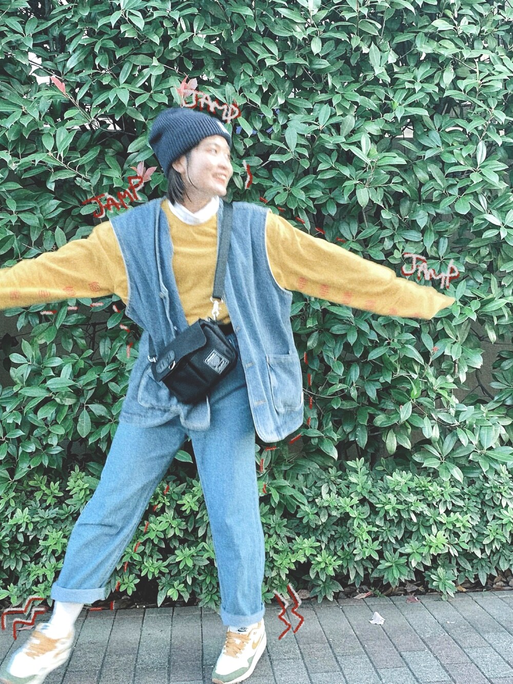「ベスト、秋のコーデ、UNIQLO、デニムジャケット、ニット帽、古着MIX、古着、メンズライク、古着女子、デニムコーデ、ミニバッグ、ビッグシルエット」｜「古着のアイテム（スウェット、イエロー系）」を使った、しもちゃんさん（レディース・155cm）の秋コーディネートの2枚目の写真