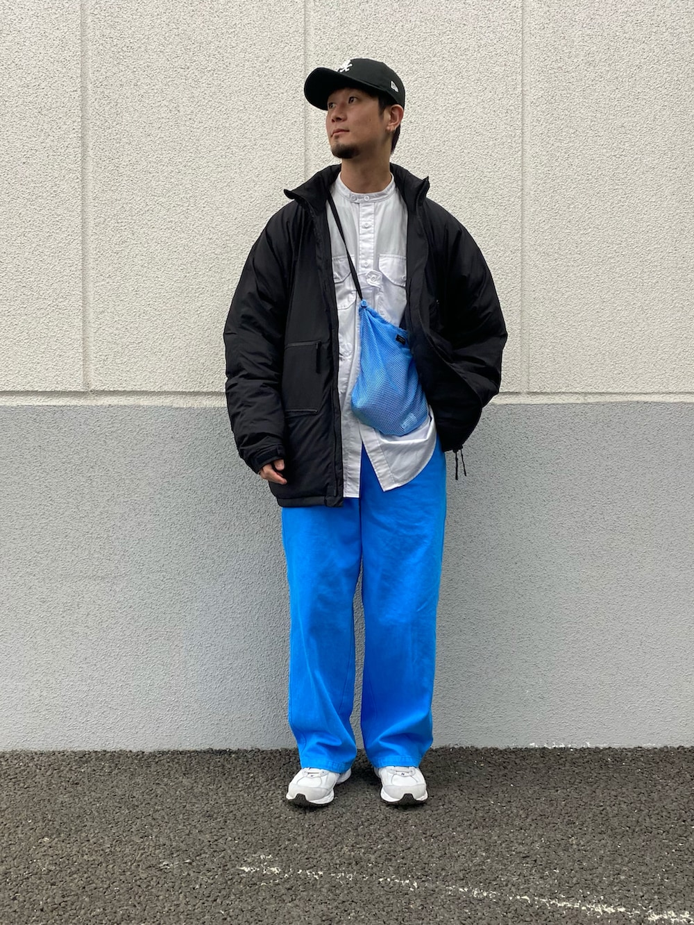 ホワイト系のシャツ/ブラウス、ブラック系のダウンジャケット/コート、ブルー系のバッグを着用したメンズの春コーディネートの3枚目の写真