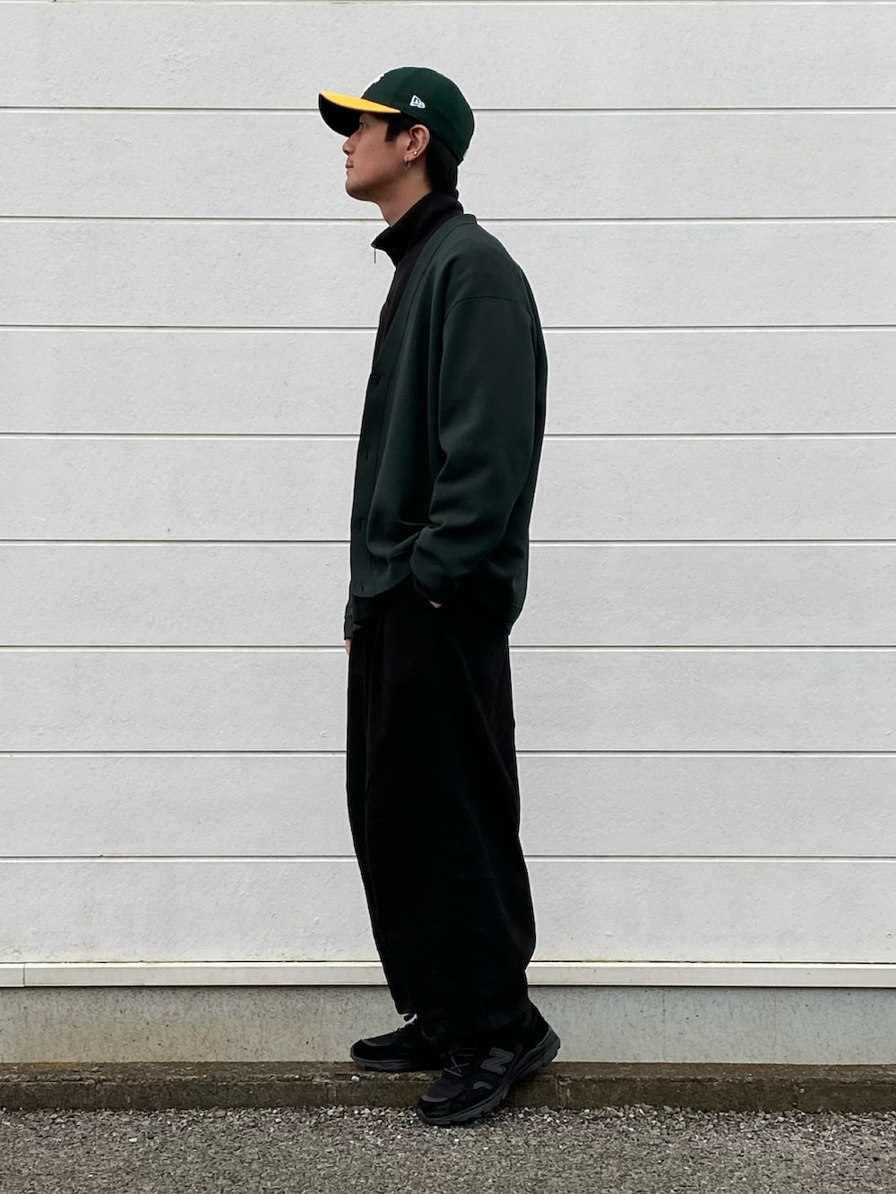 グリーン系のカーディガン/ボレロ、ブラック系のニット/セーター、ブラック系のその他パンツを着用したメンズの春コーディネートの2枚目の写真