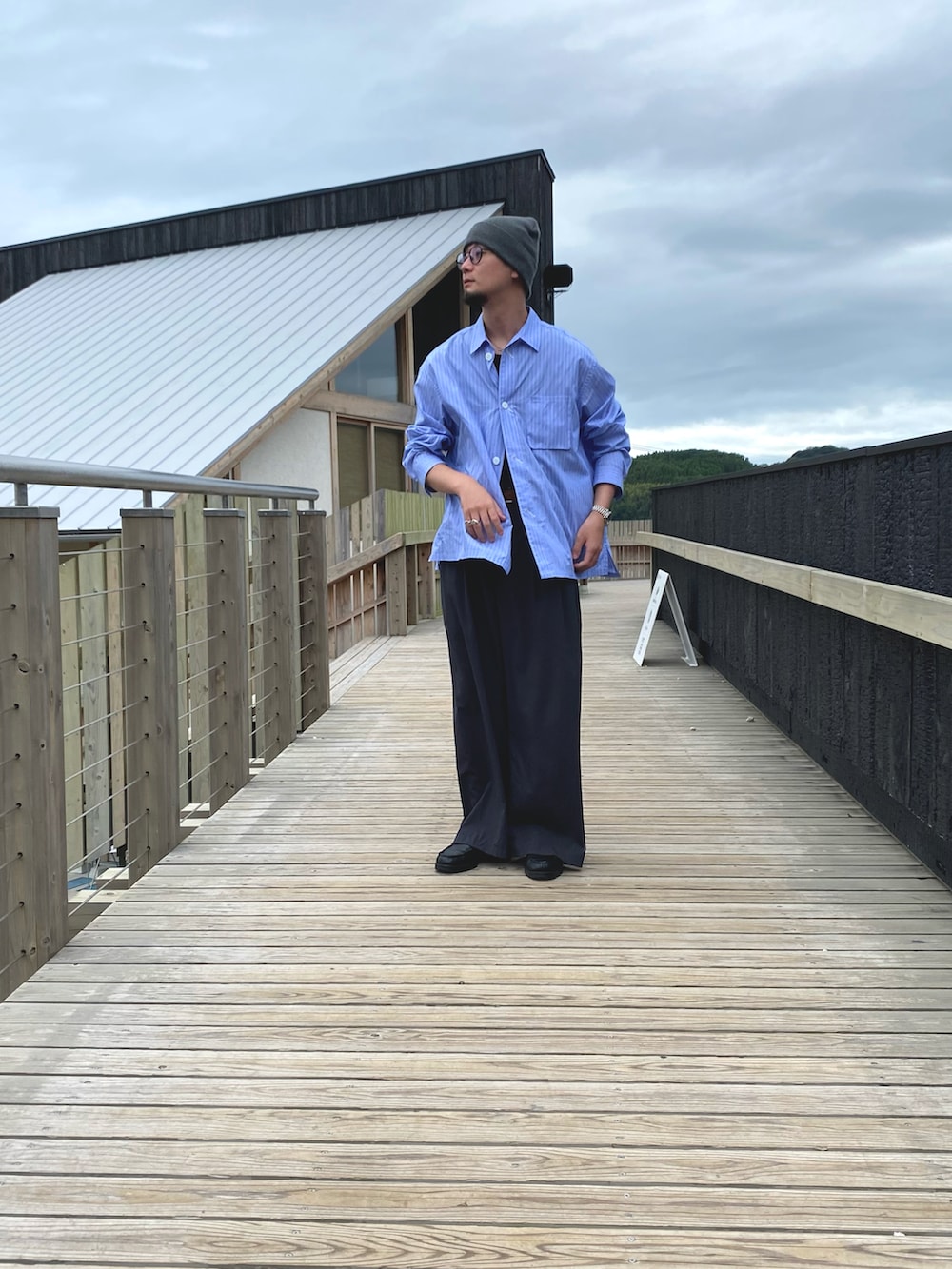 ブラック系のドレスシューズ、ブルー系のシャツ/ブラウス、ブラック系のタンクトップを着用したメンズの秋コーディネートの3枚目の写真