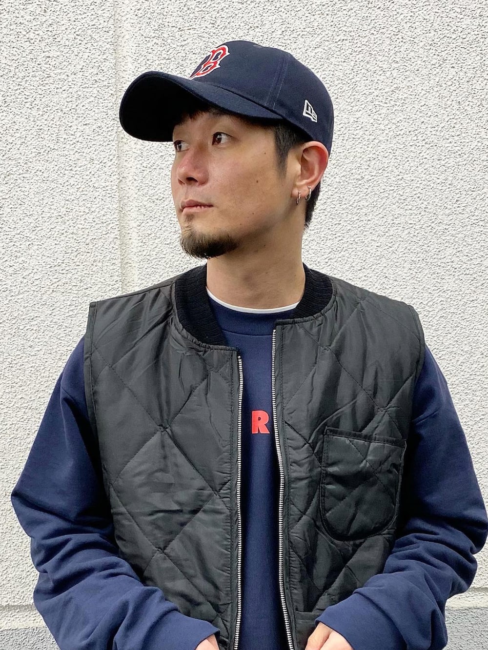 ブルー系のスウェット、ブルー系のデニムパンツ、ホワイト系のスニーカーを着用したメンズの春コーディネートの3枚目の写真