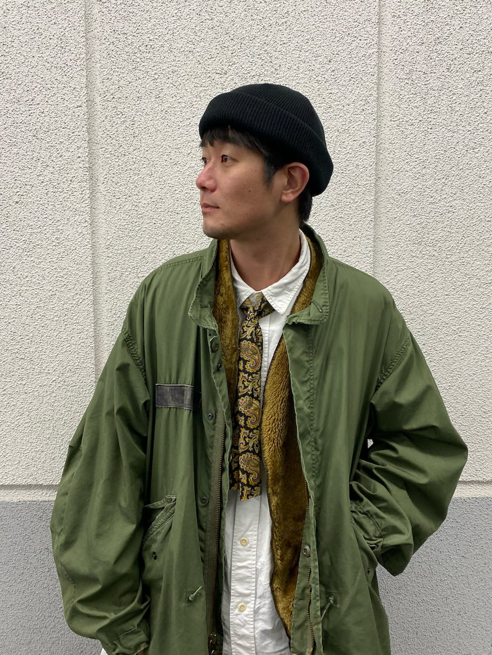 ホワイト系のシャツ/ブラウス、グリーン系のモッズコート、ホワイト系のスニーカーを着用したメンズの春コーディネートの4枚目の写真