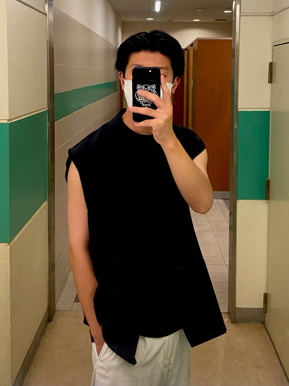 ブラック系のTシャツ/カットソー、ホワイト系のその他パンツ、ブラック系のサンダルを着用したメンズの夏コーディネートの2枚目の写真