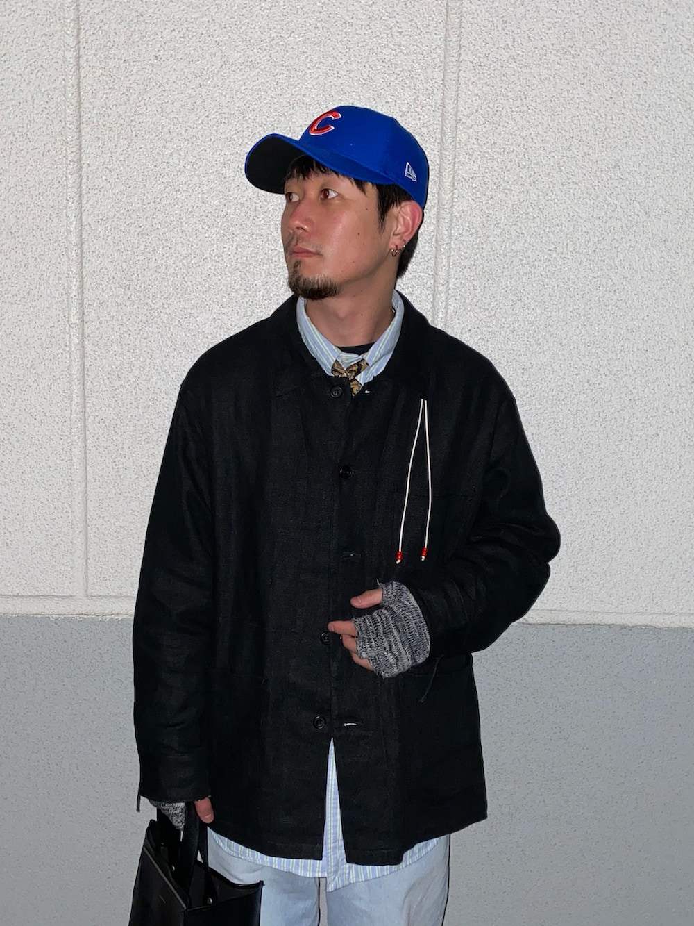 ブラック系のジャケット/アウター、ブルー系のシャツ/ブラウス、ブラック系のバッグを着用したメンズの冬コーディネートの3枚目の写真