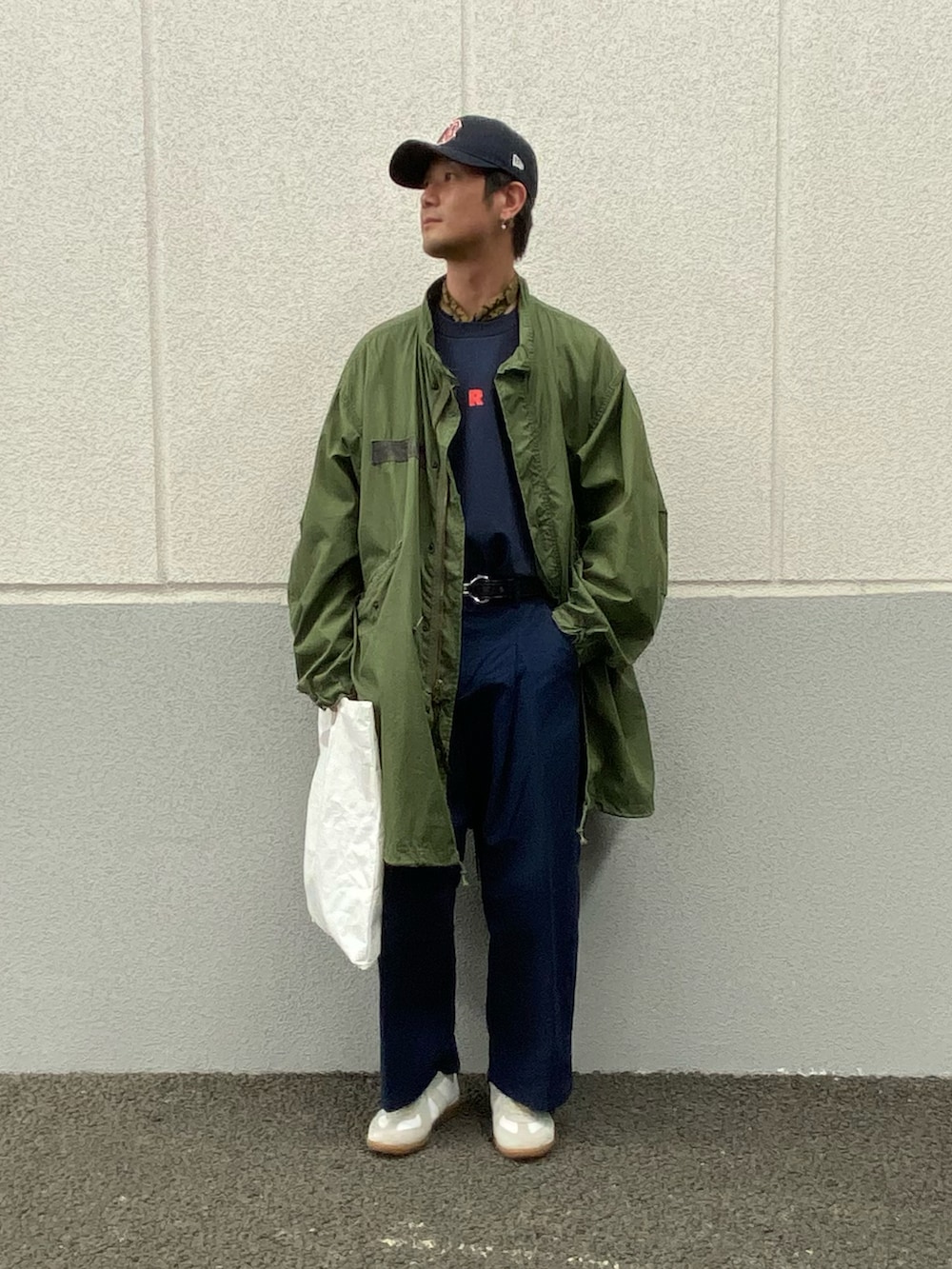 ブルー系のスウェット、ブルー系のパンツ、ホワイト系のスニーカーを着用したメンズの春コーディネートの2枚目の写真