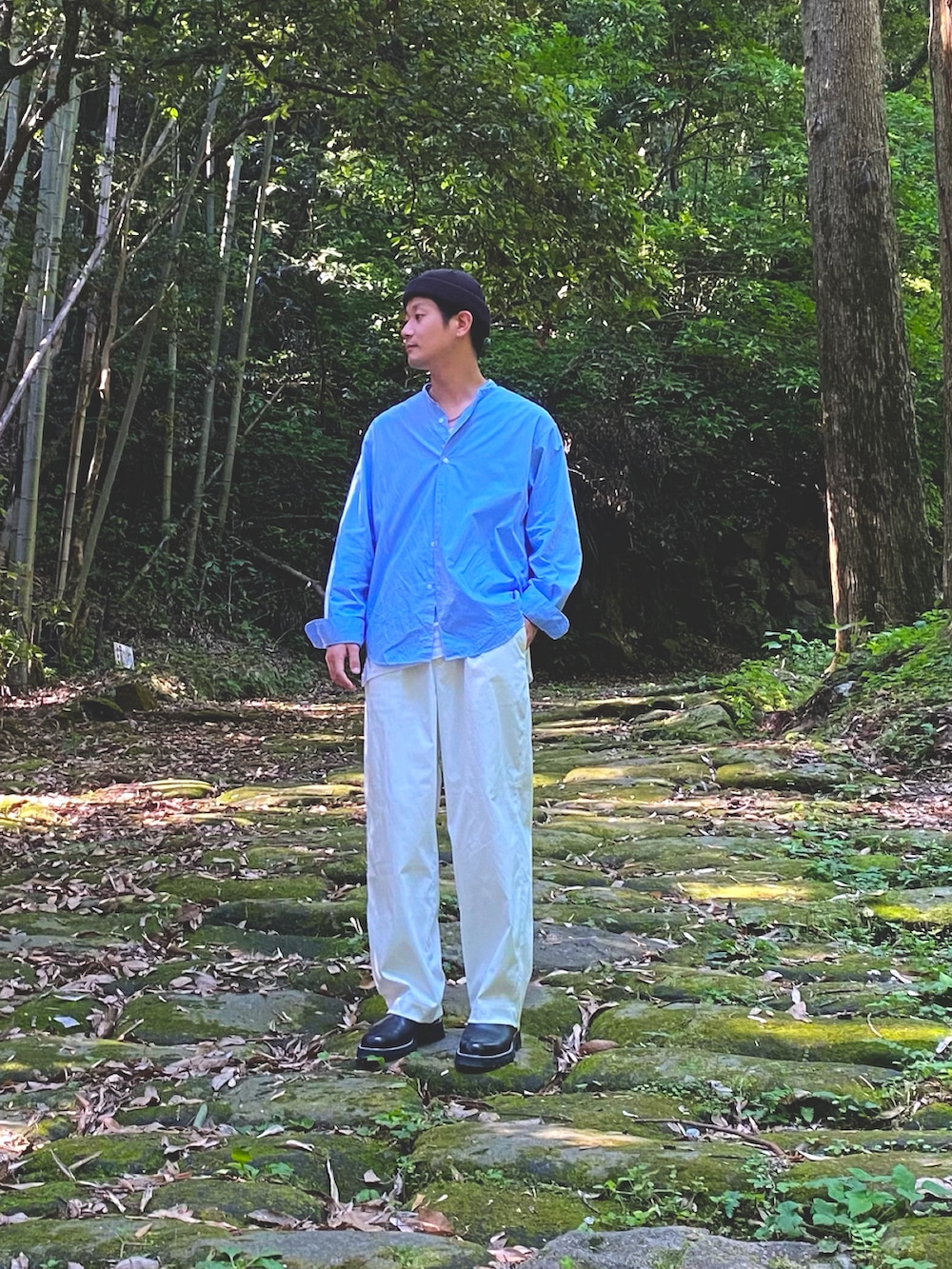 ブルー系のシャツ/ブラウス、ホワイト系のTシャツ/カットソー、ホワイト系のパンツを着用したメンズの夏コーディネートの2枚目の写真