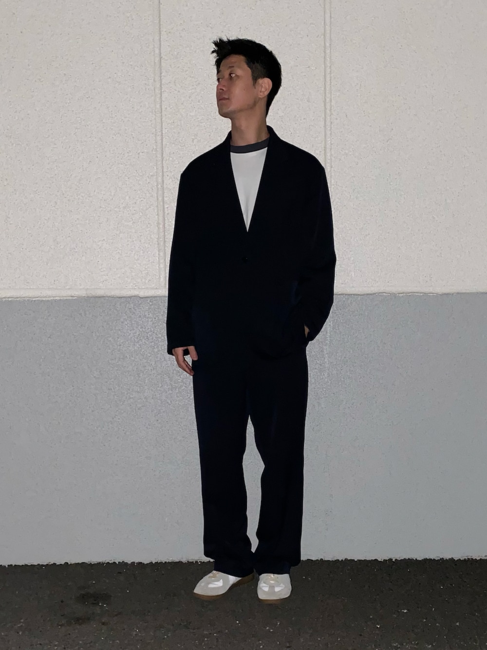 ブルー系のテーラードジャケット、ホワイト系のTシャツ/カットソー、ブルー系のその他パンツを着用したメンズの冬コーディネートの2枚目の写真