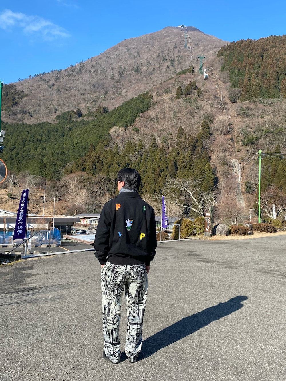 ブラック系のブルゾン、グレー系のパンツ、ブラック系のモカシン/デッキシューズを着用したメンズの冬コーディネートの2枚目の写真