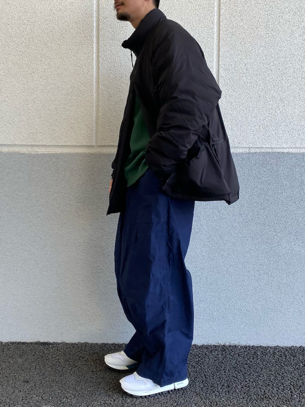 ブラック系のダウンジャケット/コート、グリーン系のスウェット、ブルー系のカーゴパンツを着用したメンズの冬コーディネートの2枚目の写真