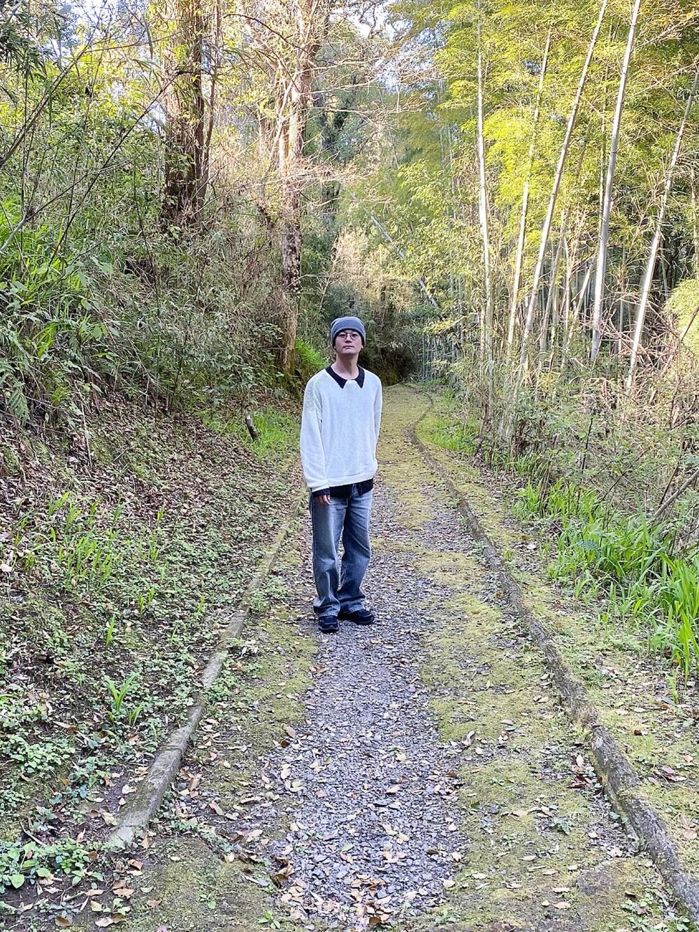 グレー系のカーディガン/ボレロ、ブラック系のスニーカー、グレー系のニットキャップ/ビーニーを着用したメンズの春コーディネートの3枚目の写真