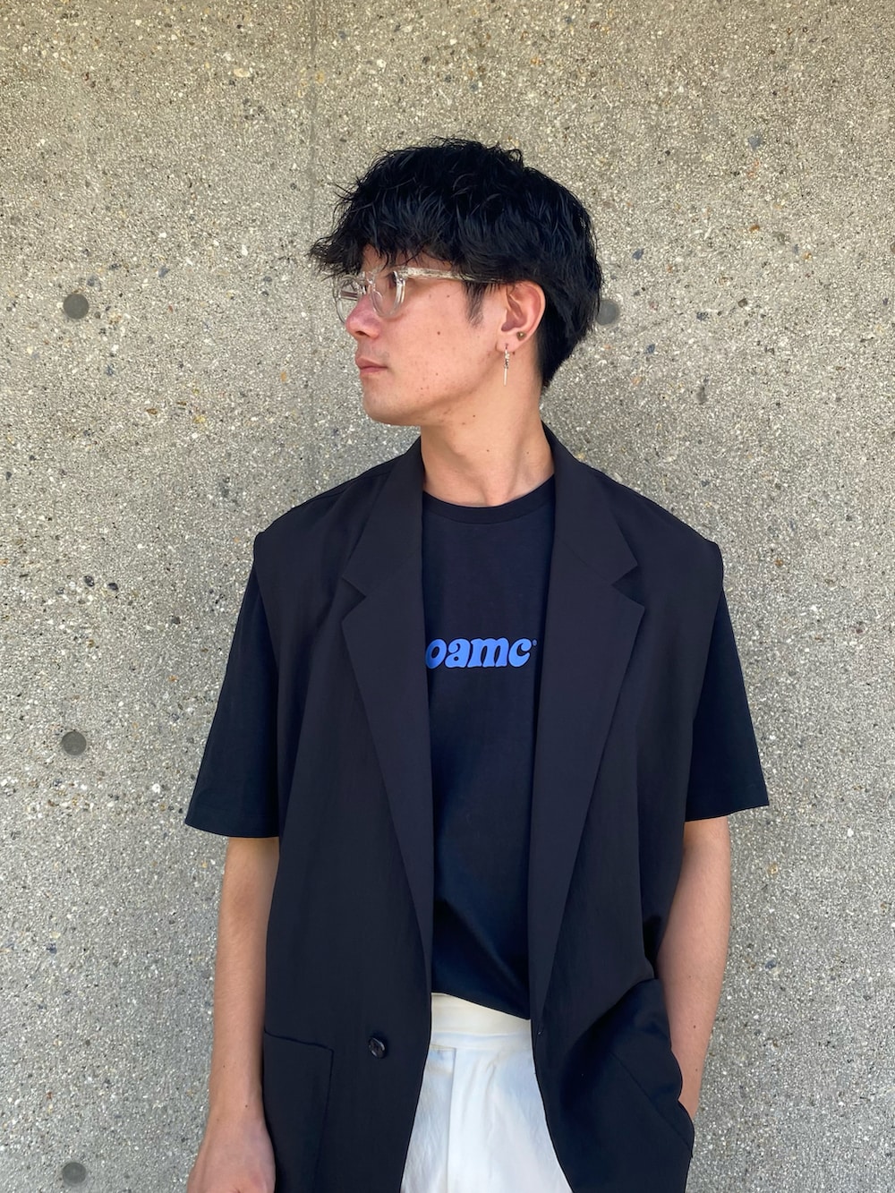 ブラック系のベスト、ブラック系のTシャツ/カットソー、ホワイト系のその他パンツを着用したメンズの秋コーディネートの2枚目の写真