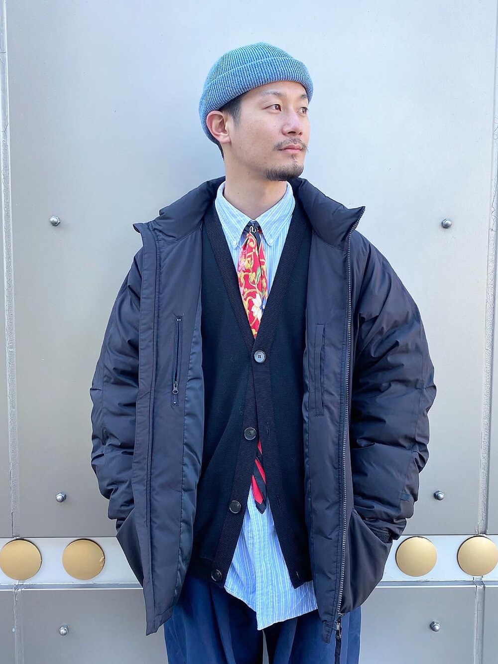 ブラック系のダウンジャケット/コート、ブルー系のシャツ/ブラウス、ブラック系のカーディガン/ボレロを着用したメンズの冬コーディネートの3枚目の写真