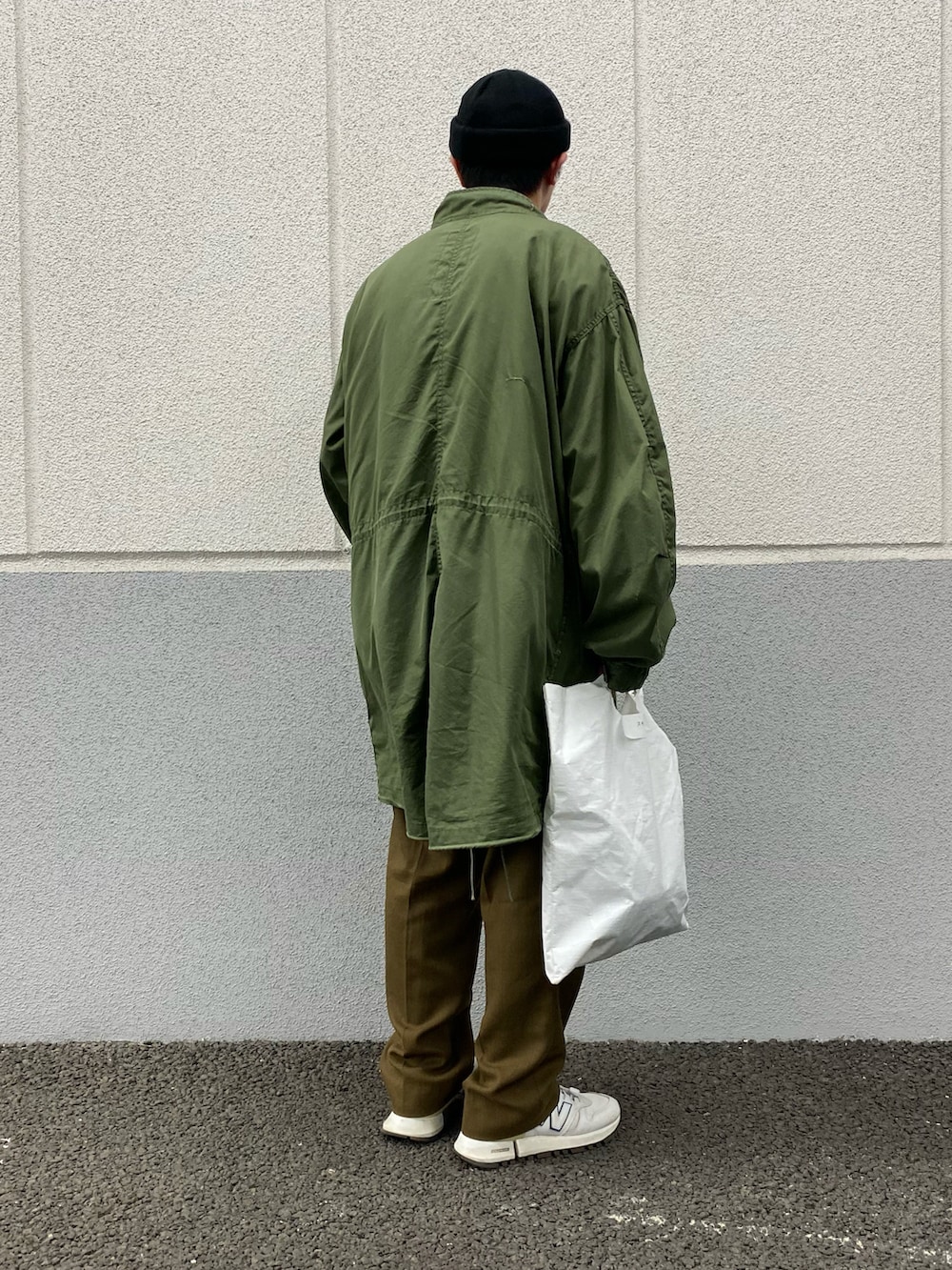 ホワイト系のシャツ/ブラウス、グリーン系のモッズコート、ホワイト系のスニーカーを着用したメンズの春コーディネートの3枚目の写真