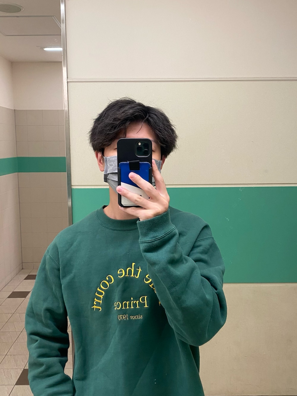 ブルー系のデニムパンツ、ベージュ系のスニーカー、ホワイト系のTシャツ/カットソーを着用したメンズの秋コーディネートの2枚目の写真