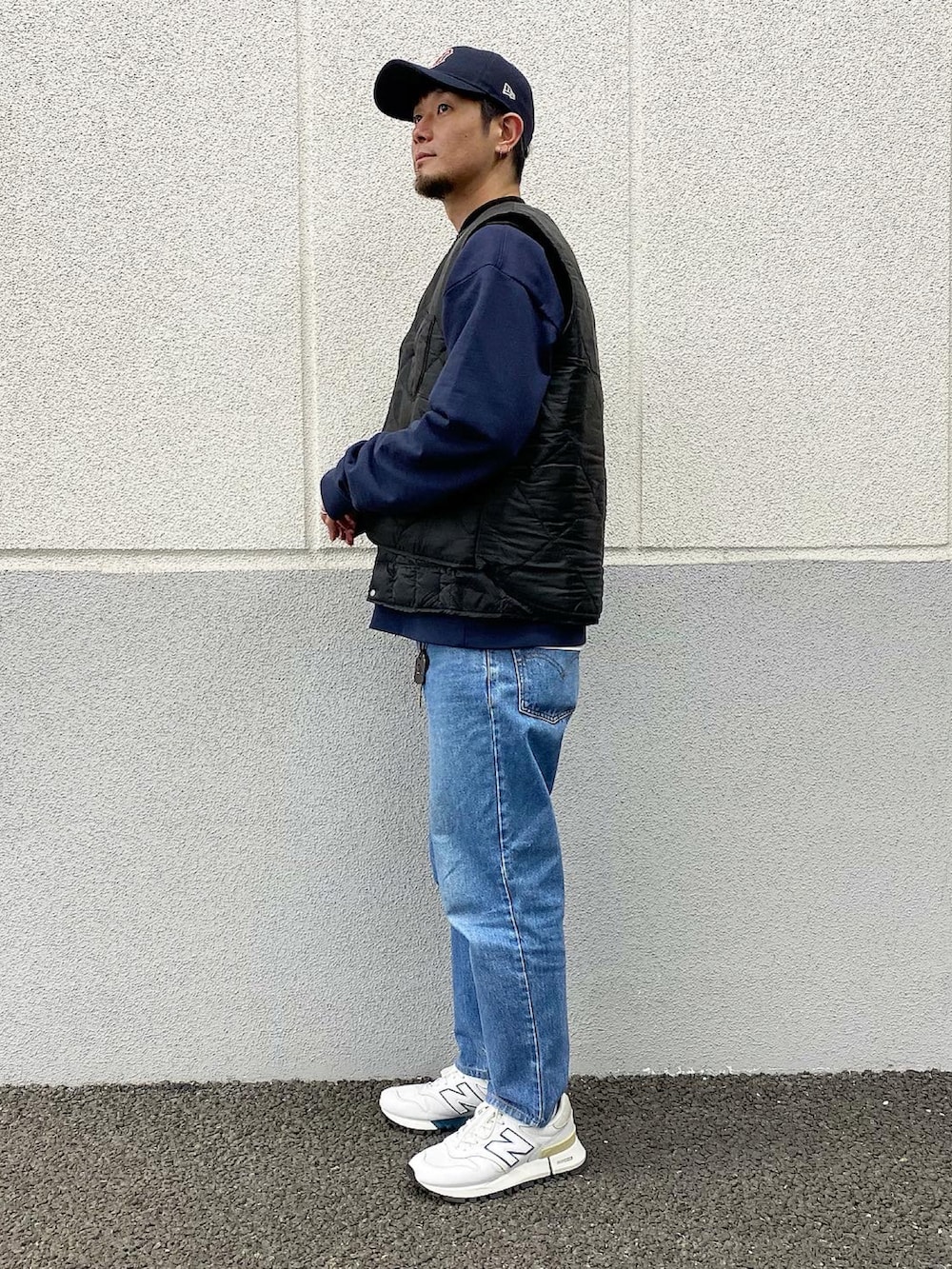 ブルー系のスウェット、ブルー系のデニムパンツ、ホワイト系のスニーカーを着用したメンズの春コーディネートの2枚目の写真