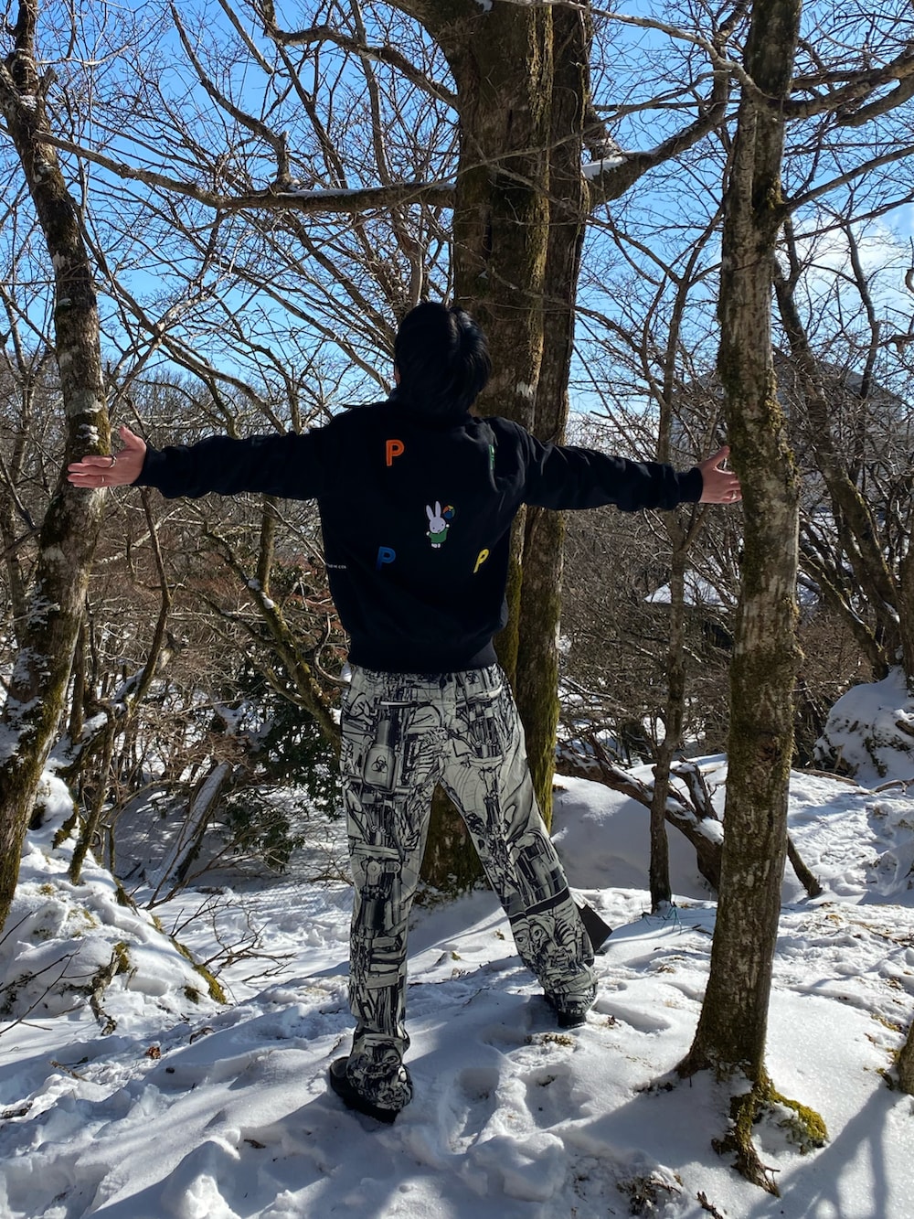 ブラック系のブルゾン、グレー系のパンツ、ブラック系のモカシン/デッキシューズを着用したメンズの冬コーディネートの3枚目の写真