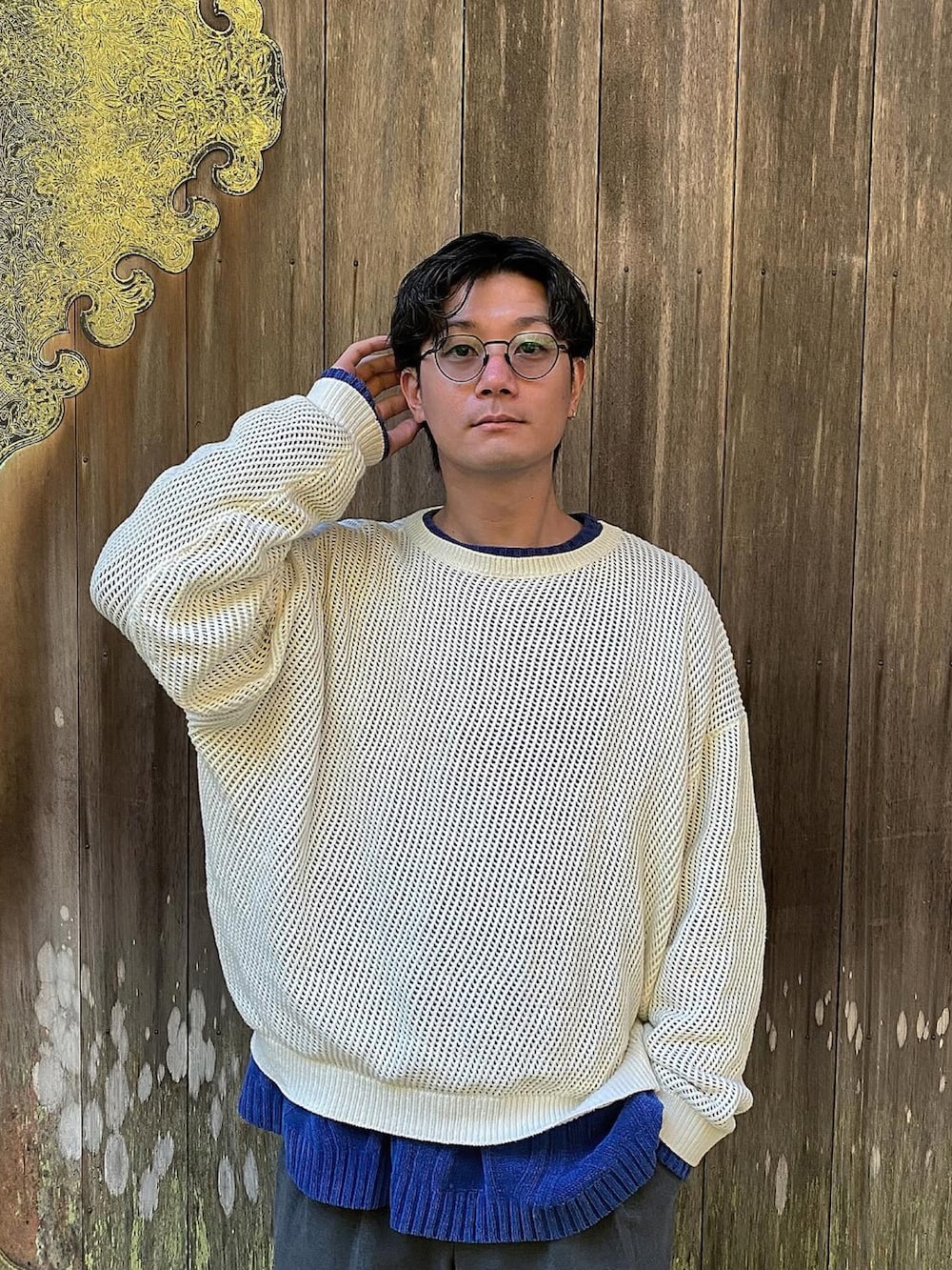 グレー系のスラックス、ブラック系のその他シューズを着用したメンズの冬コーディネートの2枚目の写真