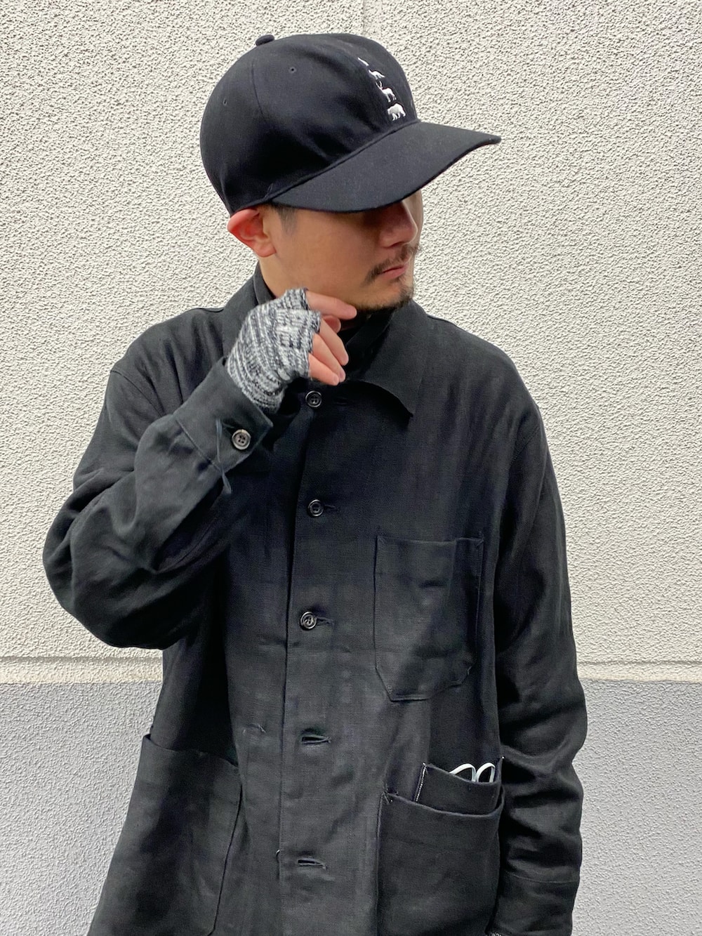 ブラック系のジャケット/アウター、ブラック系のバッグ、ブルー系のデニムパンツを着用したメンズの冬コーディネートの2枚目の写真