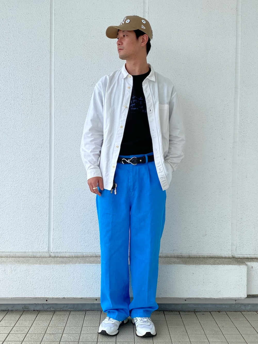 ホワイト系のシャツ/ブラウス、ブルー系のデニムパンツ、ホワイト系のスニーカーを着用したメンズの春コーディネートの2枚目の写真