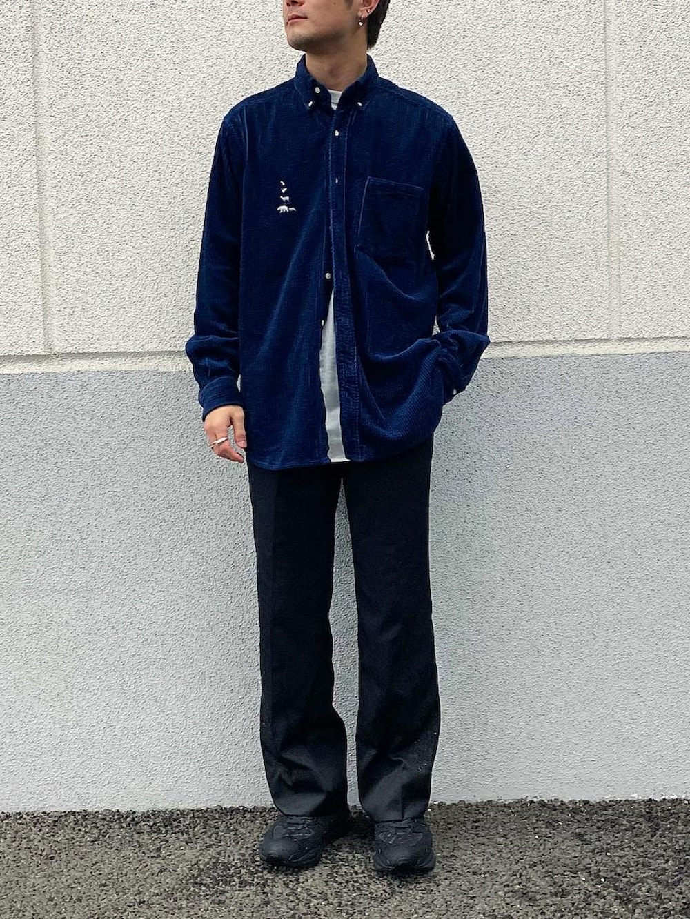 ブラック系のダウンジャケット/コート、ブルー系のシャツ/ブラウス、ブラック系のその他パンツを着用したメンズの春コーディネートの2枚目の写真