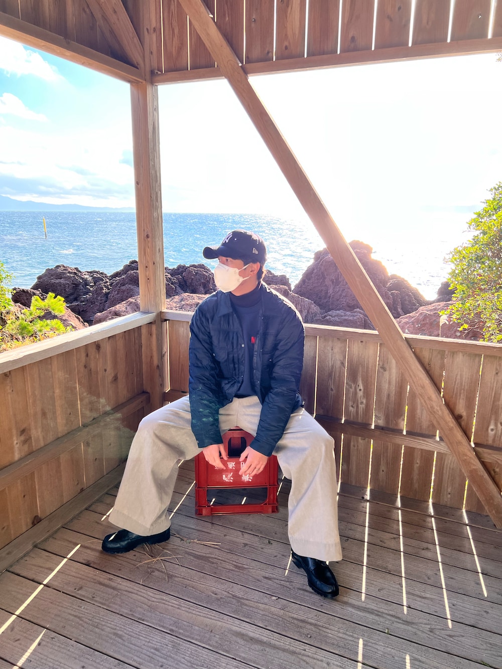 ブルー系のスウェット、ブラック系のダウンジャケット/コート、グレー系のデニムパンツを着用したメンズの冬コーディネートの3枚目の写真