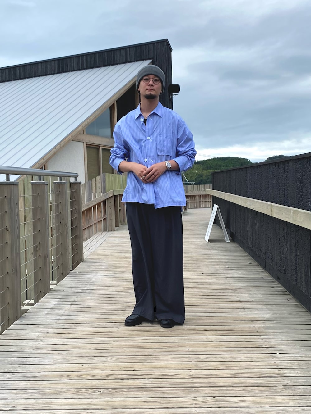 ブラック系のドレスシューズ、ブルー系のシャツ/ブラウス、ブラック系のタンクトップを着用したメンズの秋コーディネートの2枚目の写真