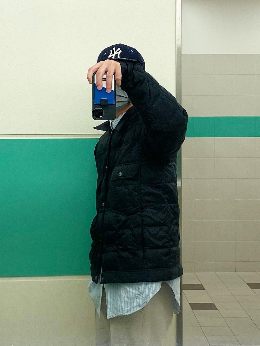 ブラック系のブーツ、グレー系のスウェットパンツ、ブラック系のダウンジャケット/コートを着用したメンズの冬コーディネートの2枚目の写真