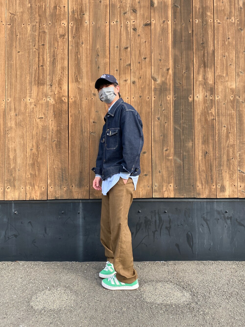 ブラウン系のその他パンツ、ブラック系のデニムジャケット、ブルー系のシャツ/ブラウスを着用したメンズの冬コーディネートの2枚目の写真