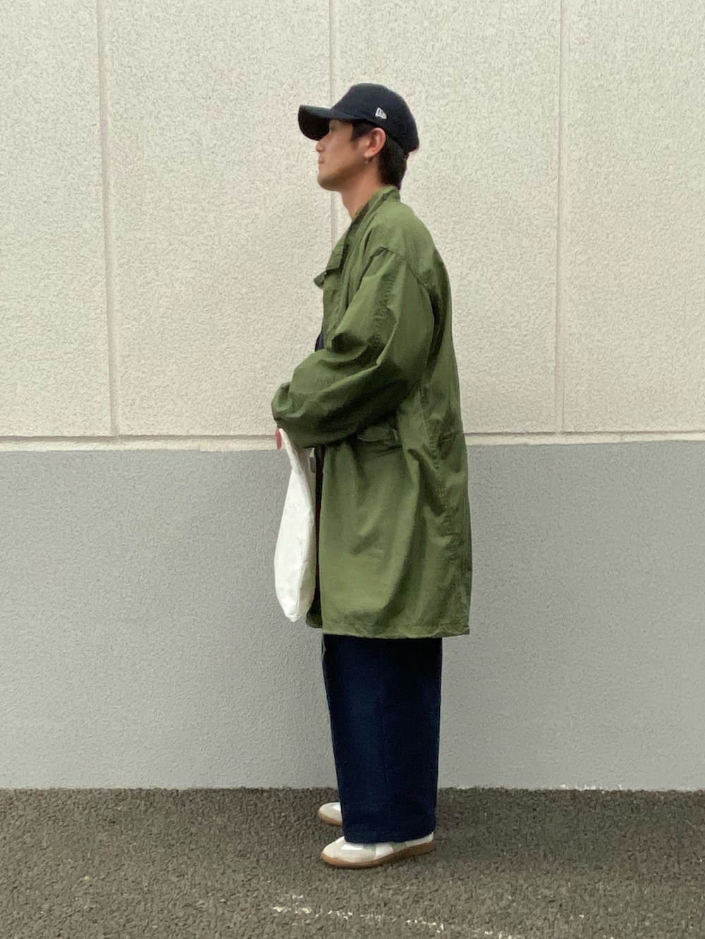 ブルー系のスウェット、ブルー系のパンツ、ホワイト系のスニーカーを着用したメンズの春コーディネートの3枚目の写真