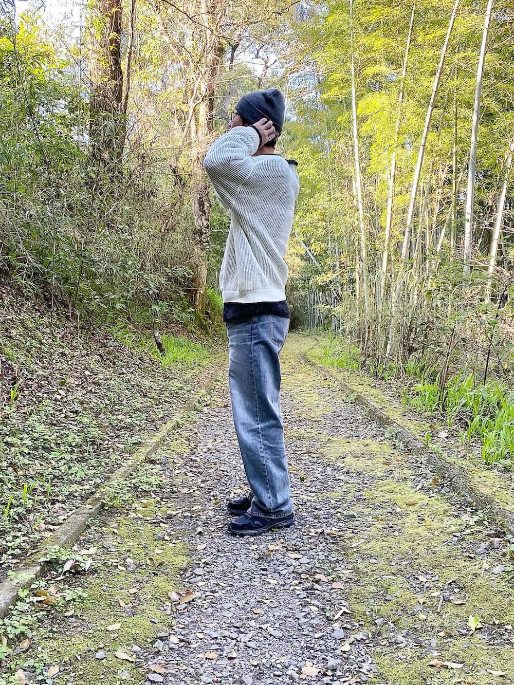 グレー系のカーディガン/ボレロ、ブラック系のスニーカー、グレー系のニットキャップ/ビーニーを着用したメンズの春コーディネートの2枚目の写真