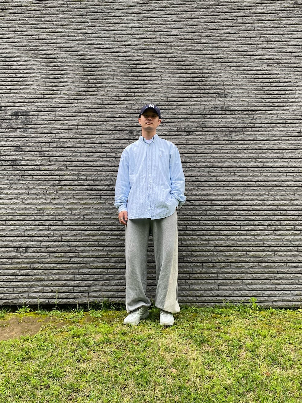 ブルー系のシャツ/ブラウス、グレー系のスウェットパンツ、ホワイト系のスニーカーを着用したメンズの春コーディネートの2枚目の写真