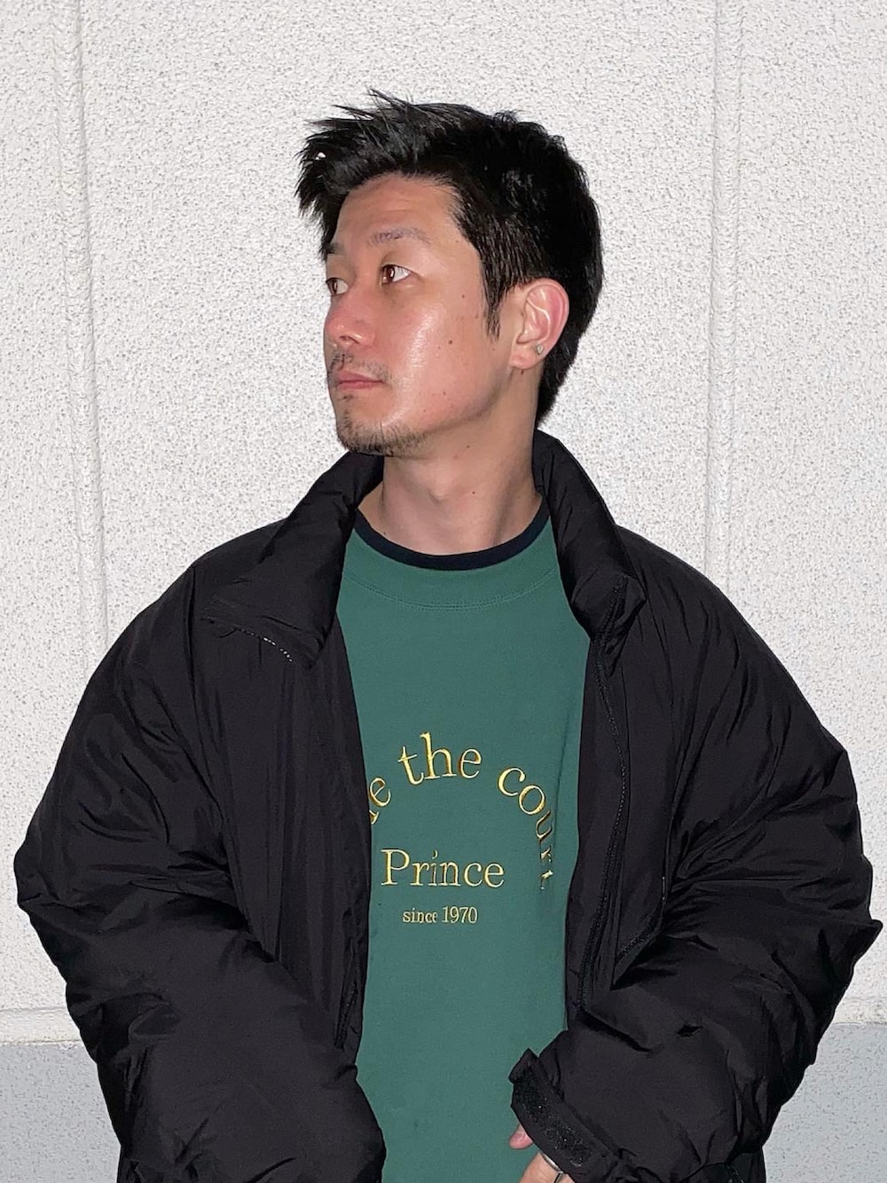 グリーン系のスウェット、ブラック系のダウンジャケット/コート、ブラック系のハンドバッグを着用したメンズの冬コーディネートの2枚目の写真