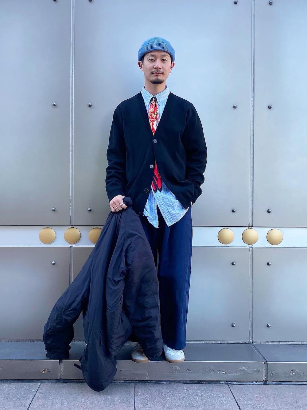 ブラック系のダウンジャケット/コート、ブルー系のシャツ/ブラウス、ブラック系のカーディガン/ボレロを着用したメンズの冬コーディネートの2枚目の写真