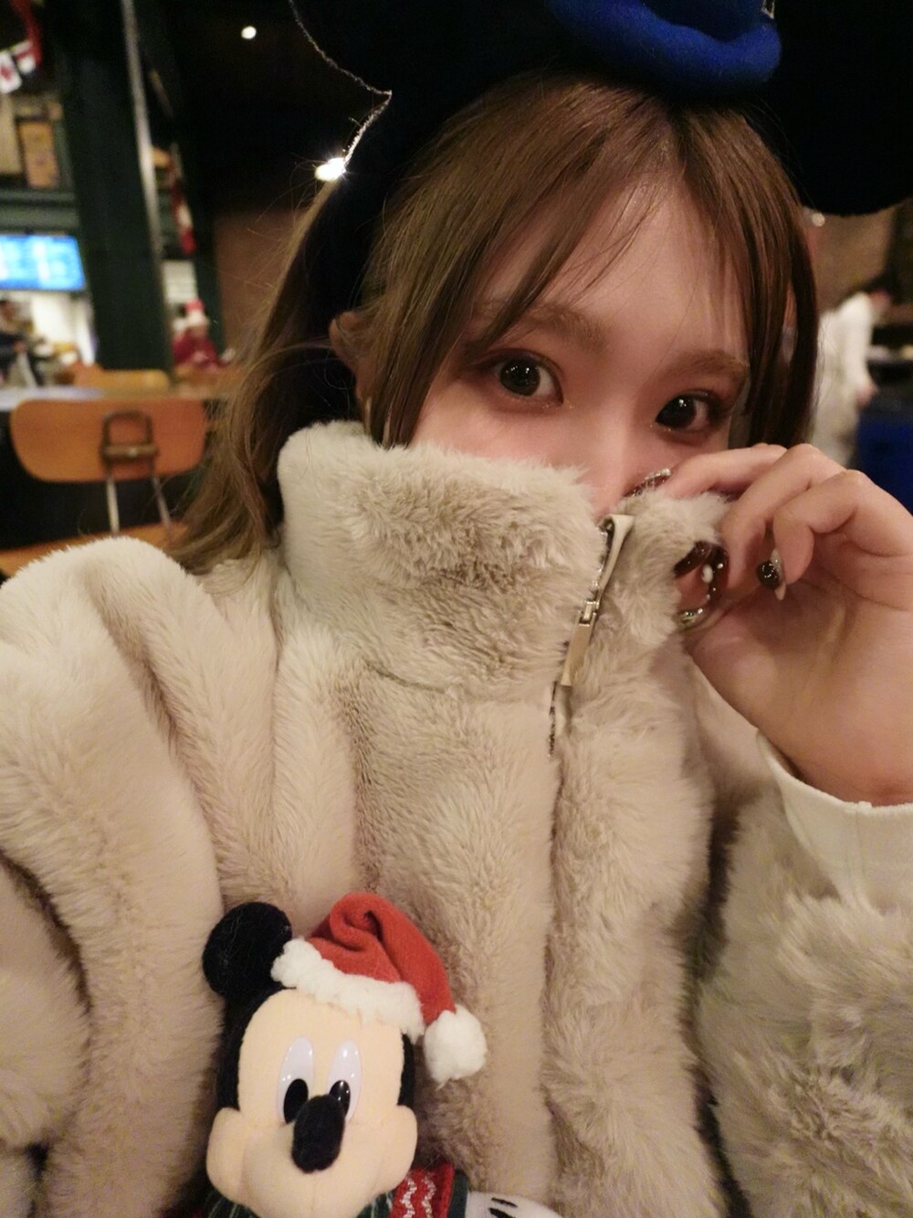 ベージュ系のジャケット/アウター、ブラック系のバッグ、ブラック系のその他パンツを着用したレディースの秋コーディネートの4枚目の写真