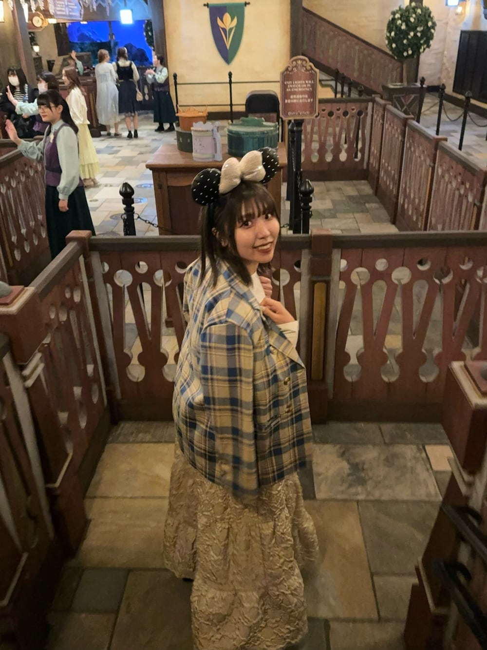 ベージュ系のワンピース、ブルー系のテーラードジャケットを着用したレディースの夏コーディネートの4枚目の写真