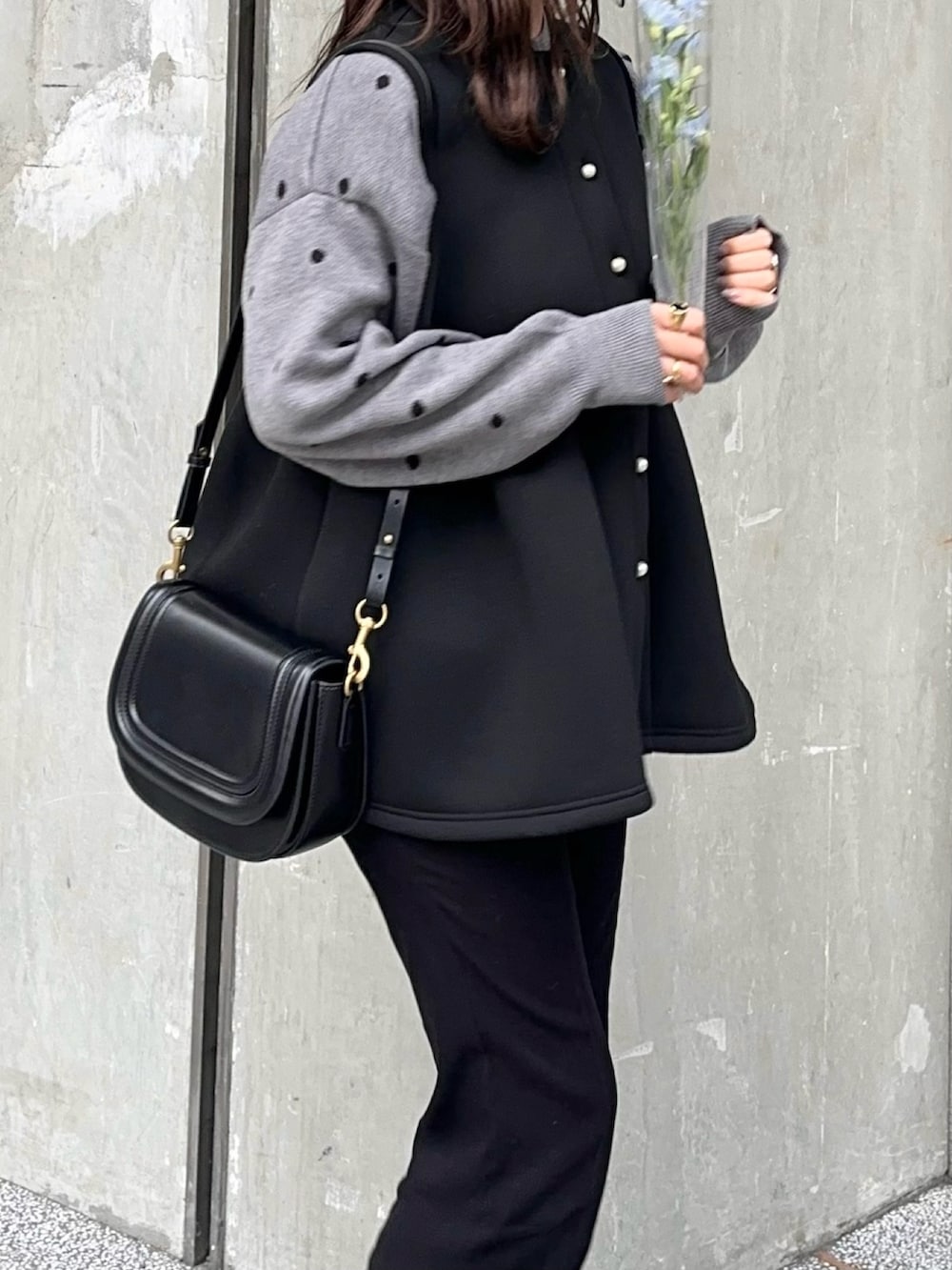 グレー系のニット/セーター、ブラック系のその他パンツ、ブラウン系のバレエシューズを着用したレディースの冬コーディネートの5枚目の写真