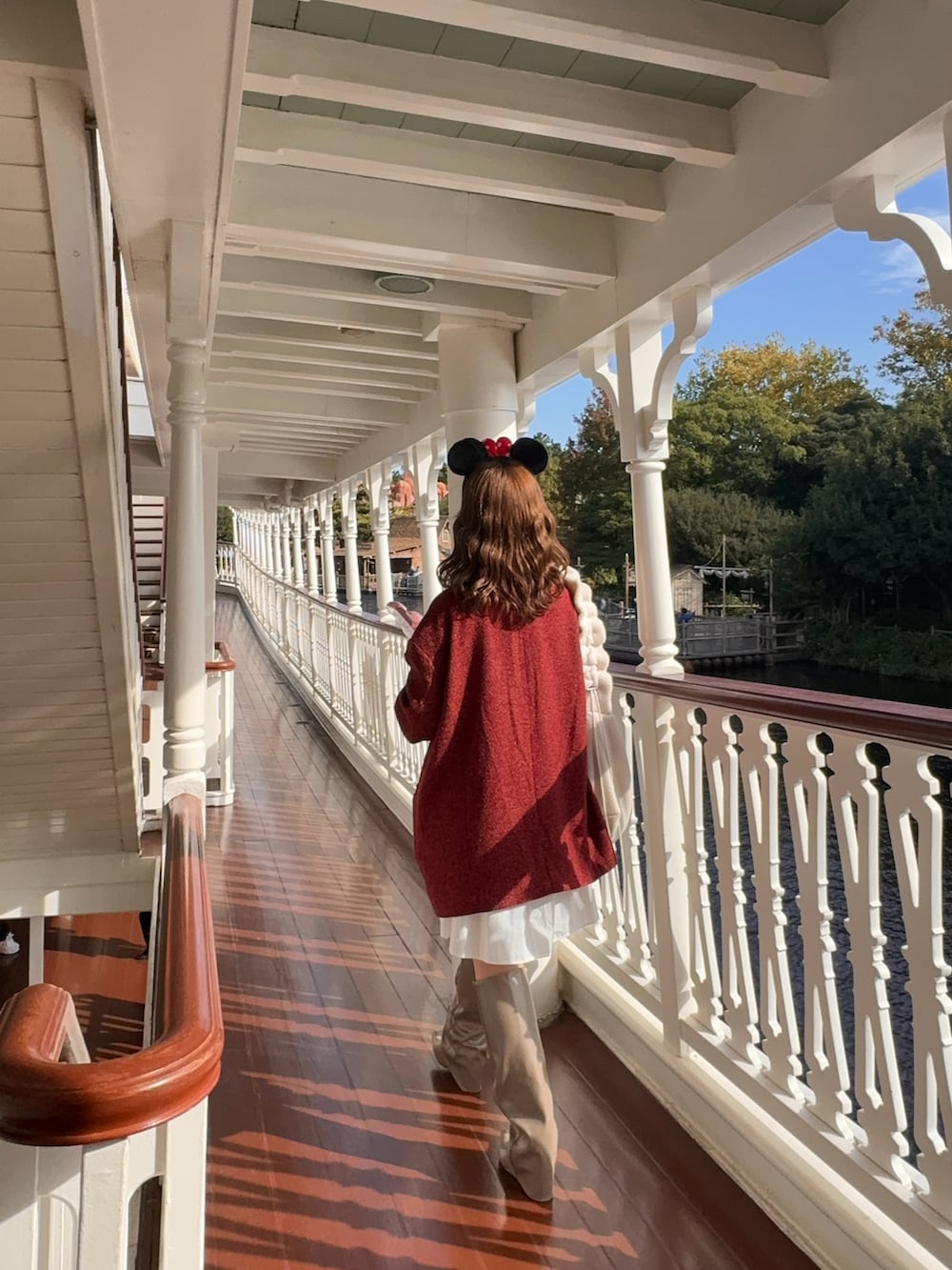 ベージュ系のブーツ、レッド系のテーラードジャケット、ホワイト系のワンピース/ドレスを着用したレディースの秋コーディネートの5枚目の写真