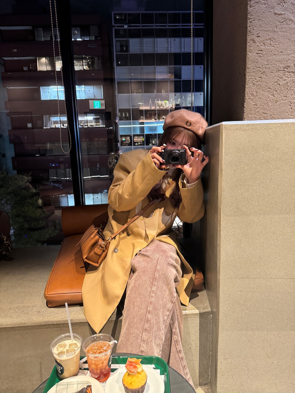 ブラウン系のその他パンツ、イエロー系のショルダーバッグ、ベージュ系のその他アウターを着用したレディースの冬コーディネートの5枚目の写真