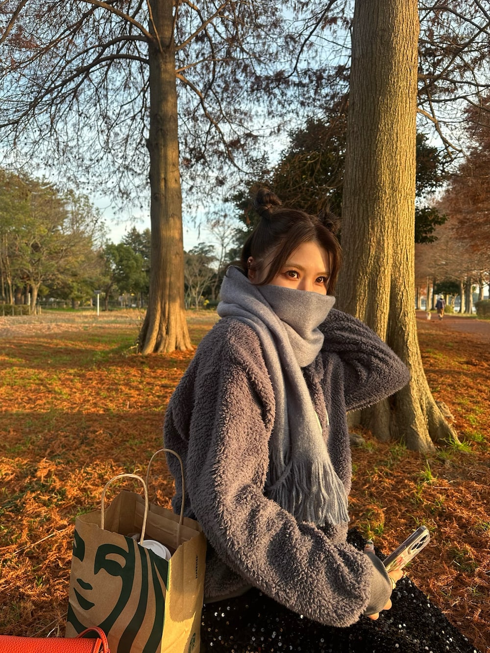 ブラック系のブーツ、ブラック系のスカート、グレー系のスウェットを着用したレディースの冬コーディネートの5枚目の写真