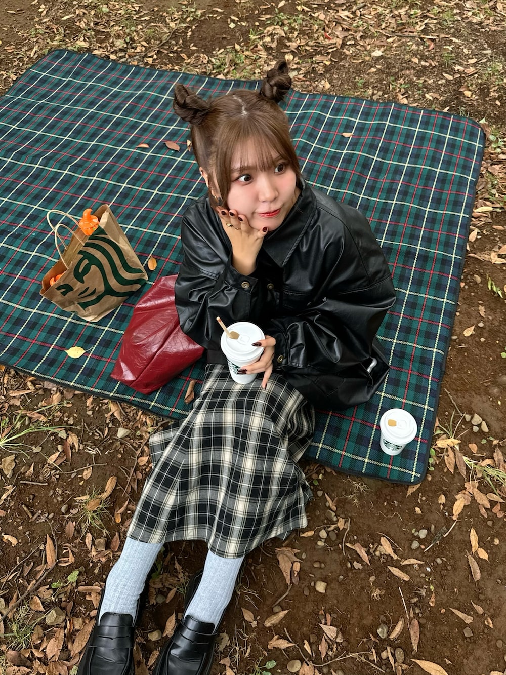 ブラック系のブルゾン、ブラック系のシューズ、ブラック系のスカートを着用したレディースの秋コーディネートの5枚目の写真