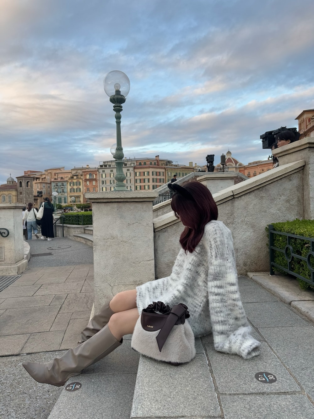 グレー系のニット/セーター、ベージュ系のブーツを着用したレディースの秋コーディネートの3枚目の写真