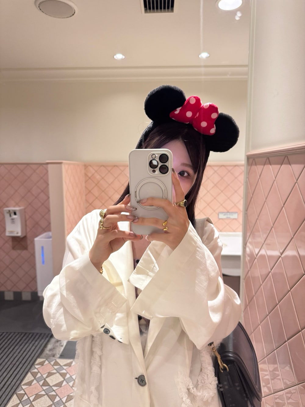 パープル系のスカート、ホワイト系のジャケット/アウター、シルバー系のブーツを着用したレディースの夏コーディネートの5枚目の写真