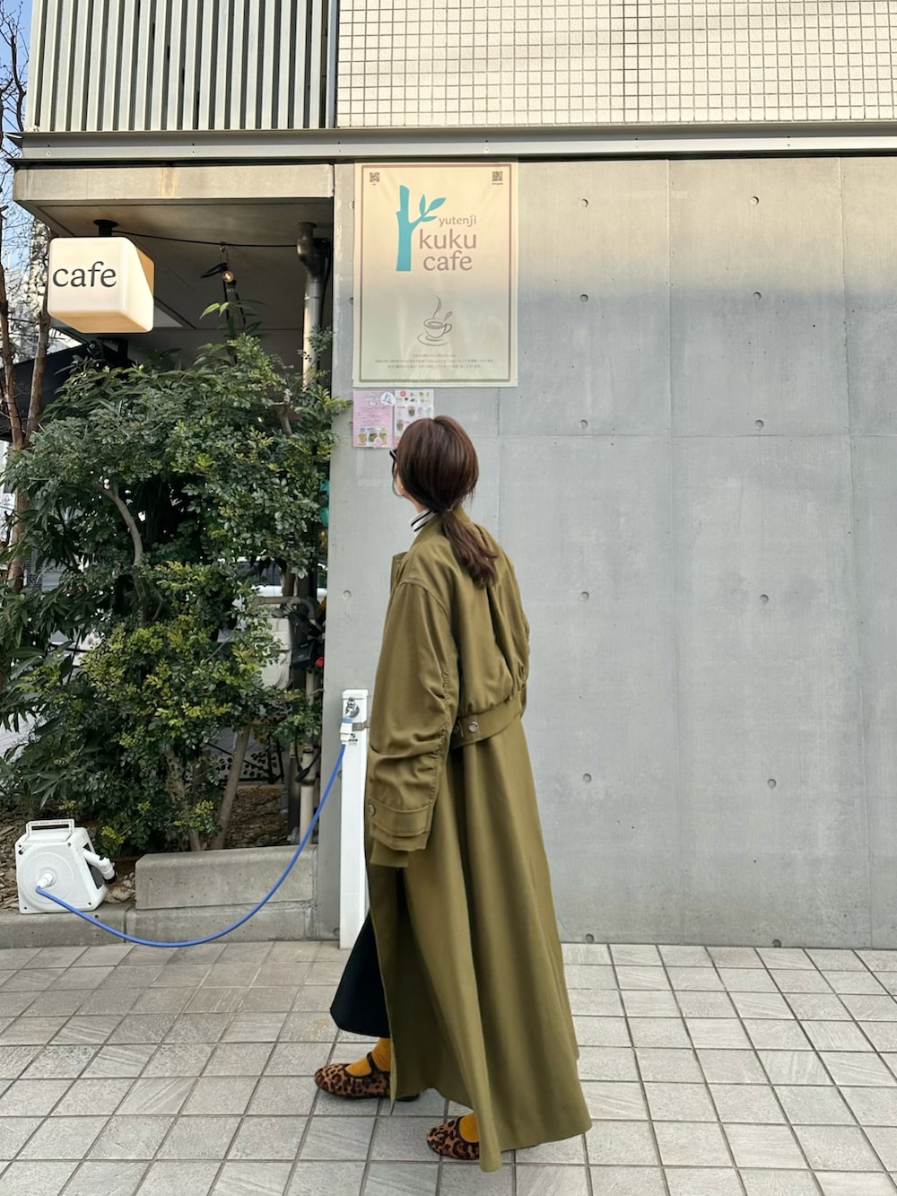 ブラウン系のバレエシューズ、ブラック系のハンドバッグ、グリーン系のMA-1を着用したレディースの冬コーディネートの2枚目の写真