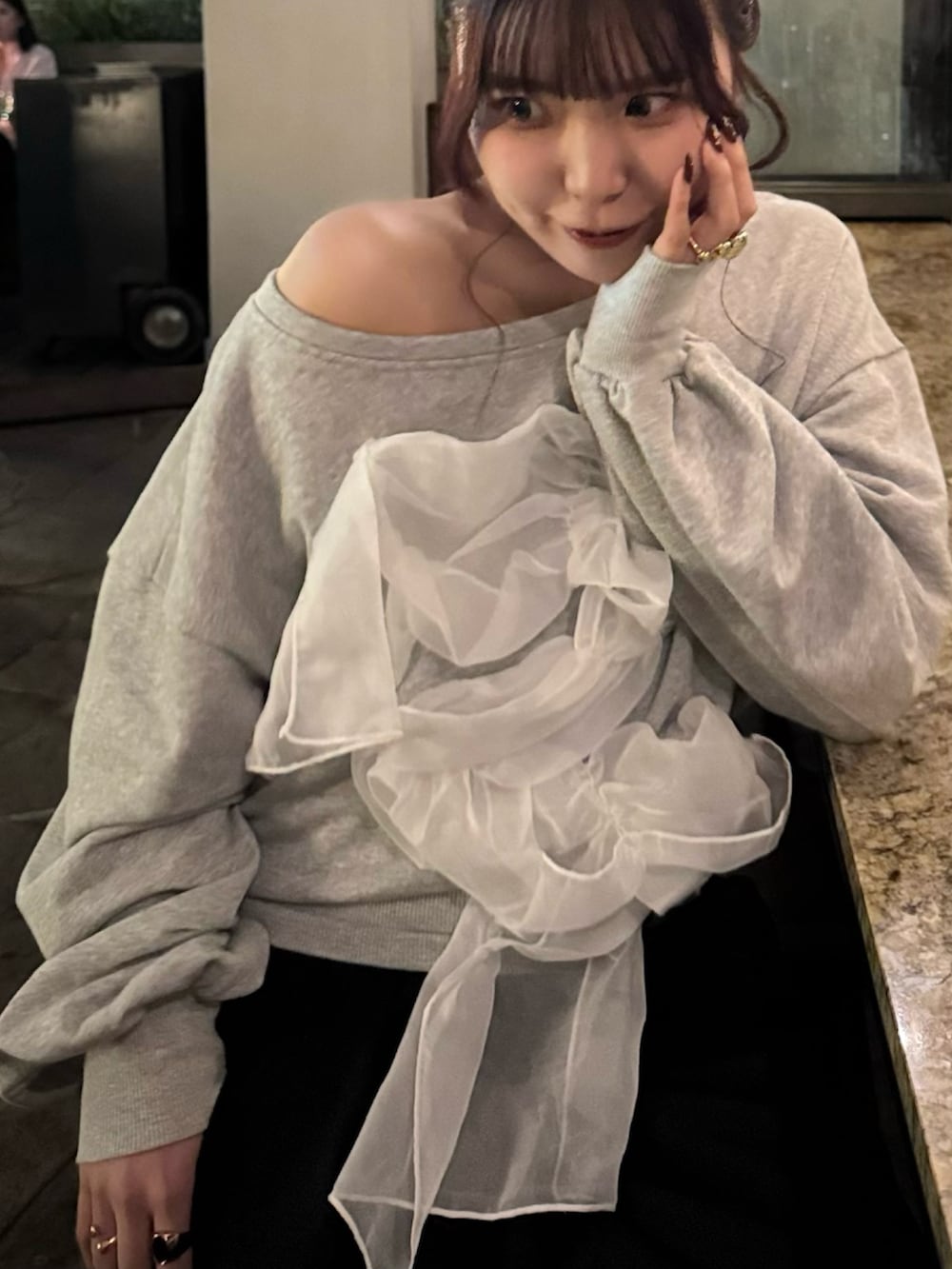 ブラック系のスラックス、グレー系のスウェット、ブラック系のショルダーバッグを着用したレディースの秋コーディネートの5枚目の写真