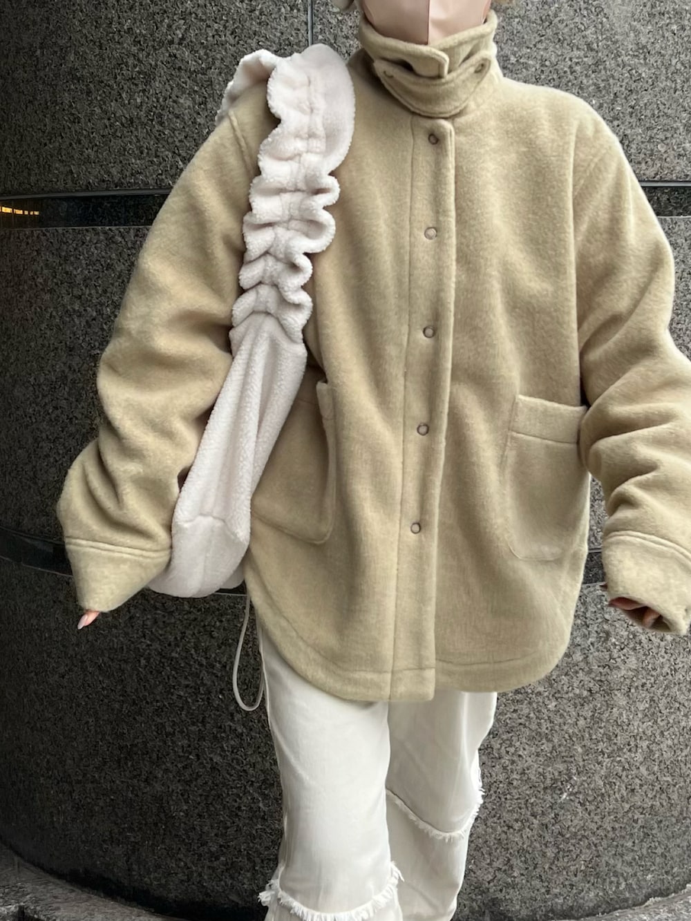 グリーン系のその他アウター、ホワイト系のバッグ、ブラウン系のシューズを着用したレディースの冬コーディネートの2枚目の写真