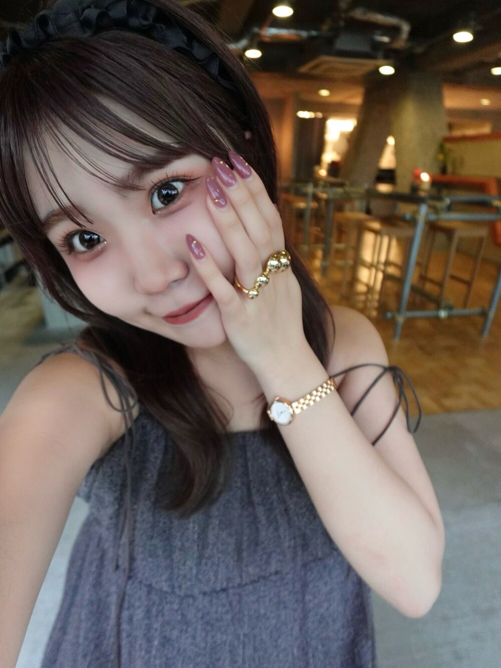 ブラウン系のワンピース/ドレスを着用したレディースの夏コーディネートの5枚目の写真