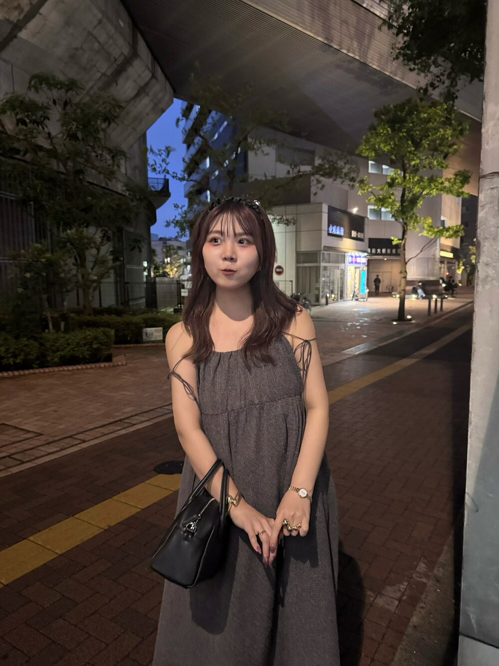 ブラウン系のワンピース/ドレスを着用したレディースの夏コーディネートの4枚目の写真