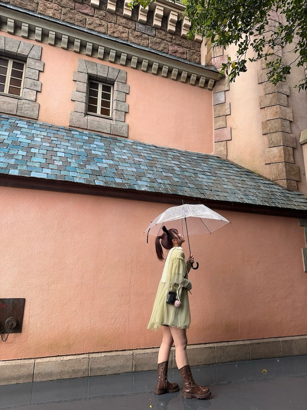 グリーン系のシャツ/ブラウス、シルバー系のトップス、ブラウン系のブーツを着用したレディースの夏コーディネートの2枚目の写真